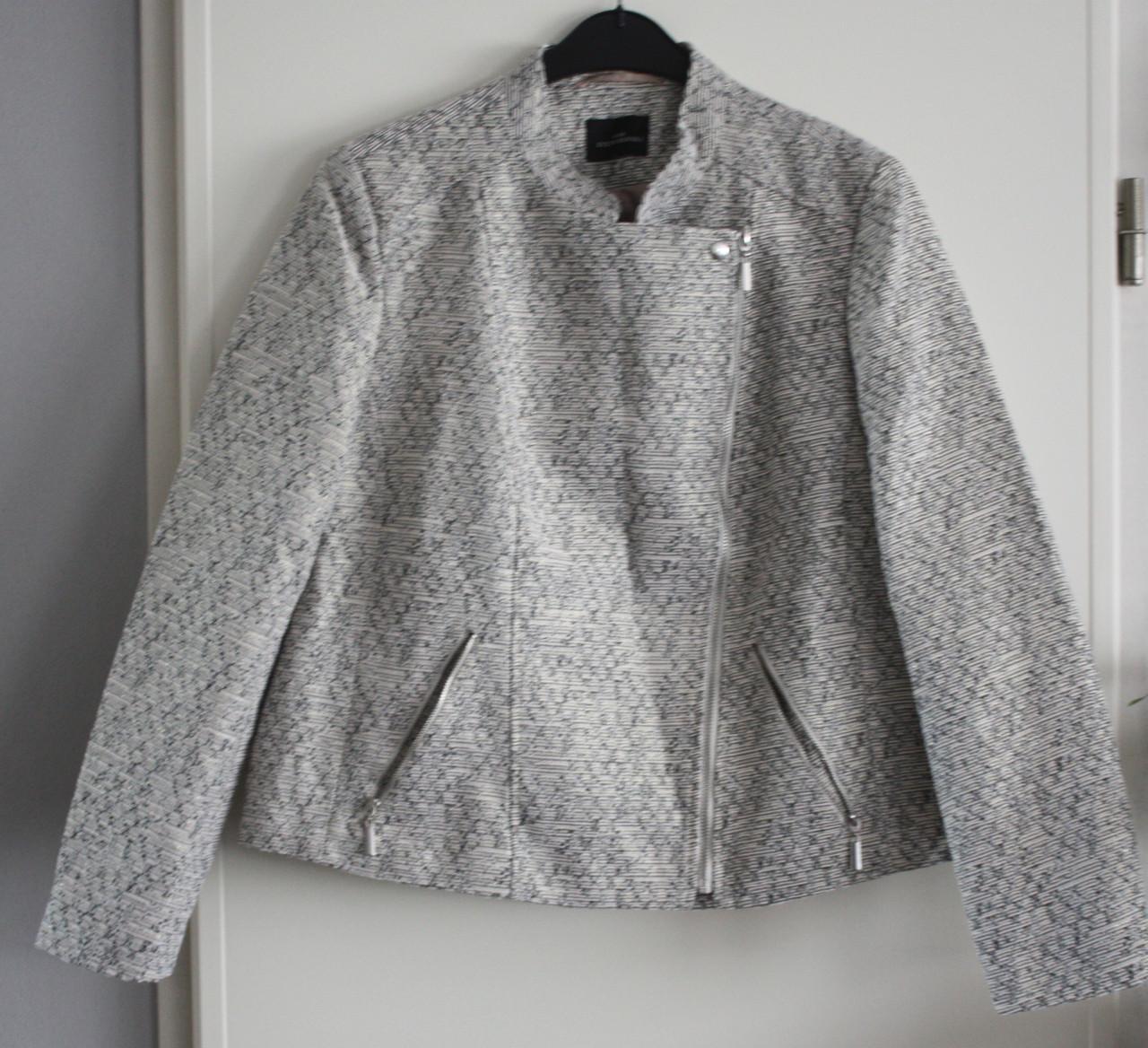 Jasje  lichtgrijs wit glans  maat 44