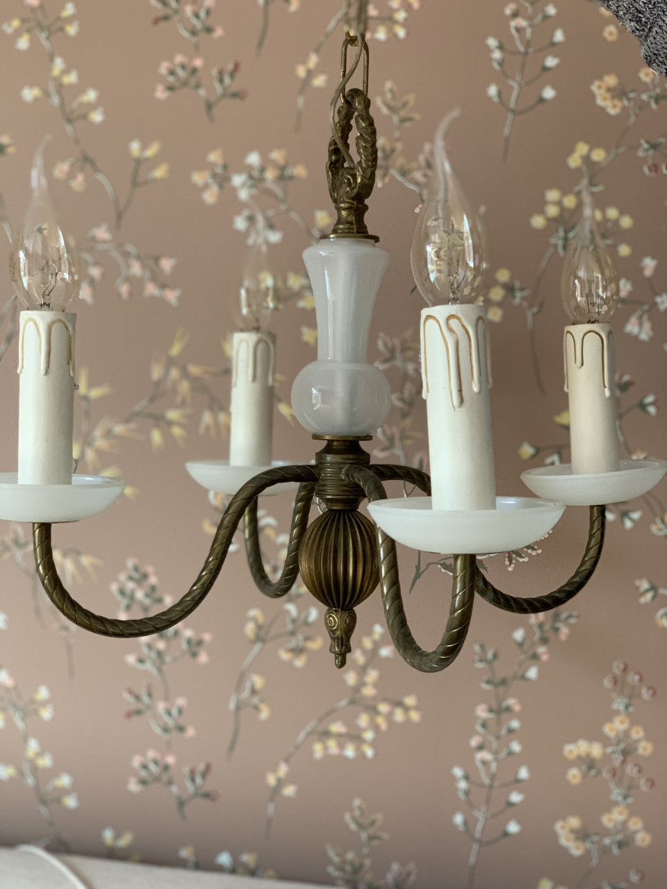 ✨Super Schattig Antiek Kroonluchtertje met Sfeervol Wit Melkglas✨