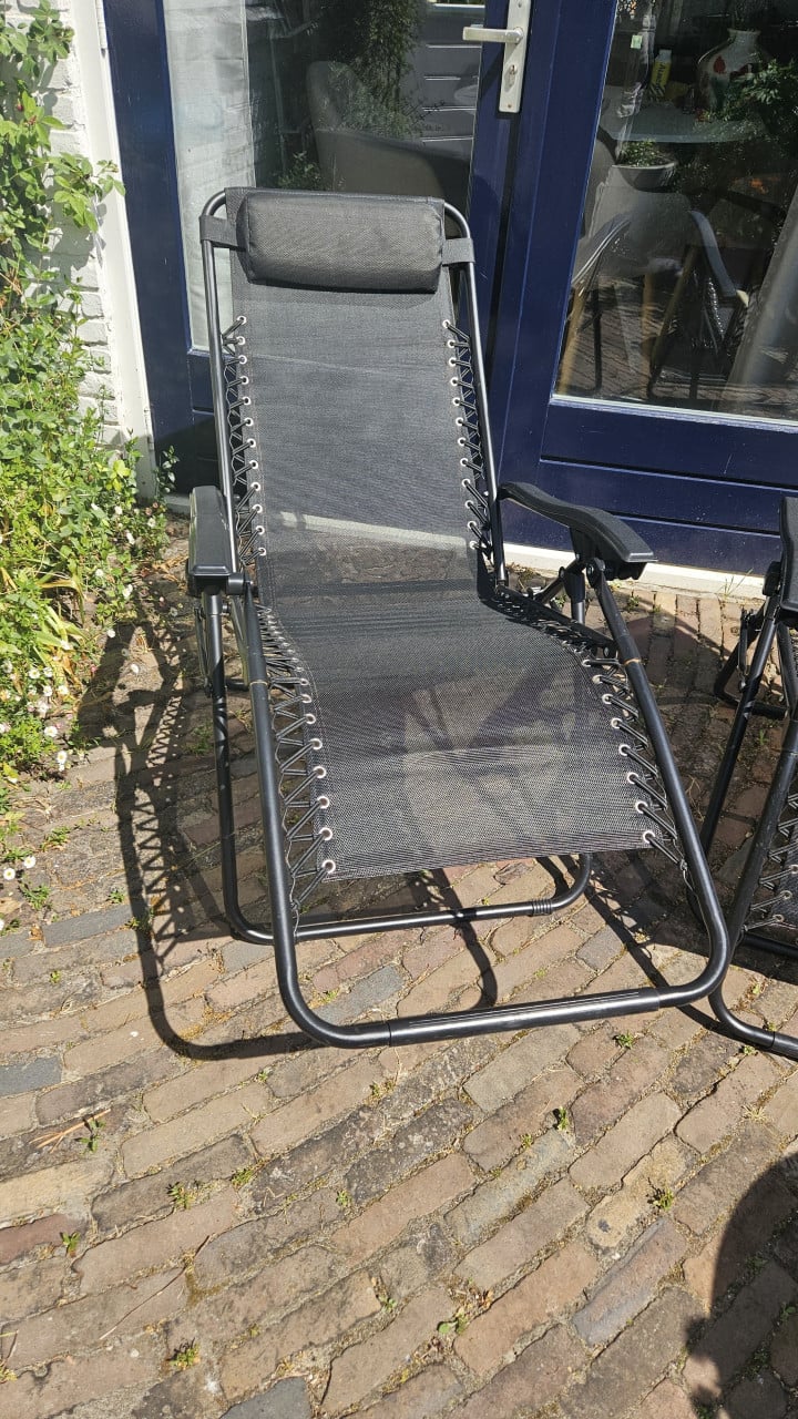 Twee opvouwbare zit/ligstoelen