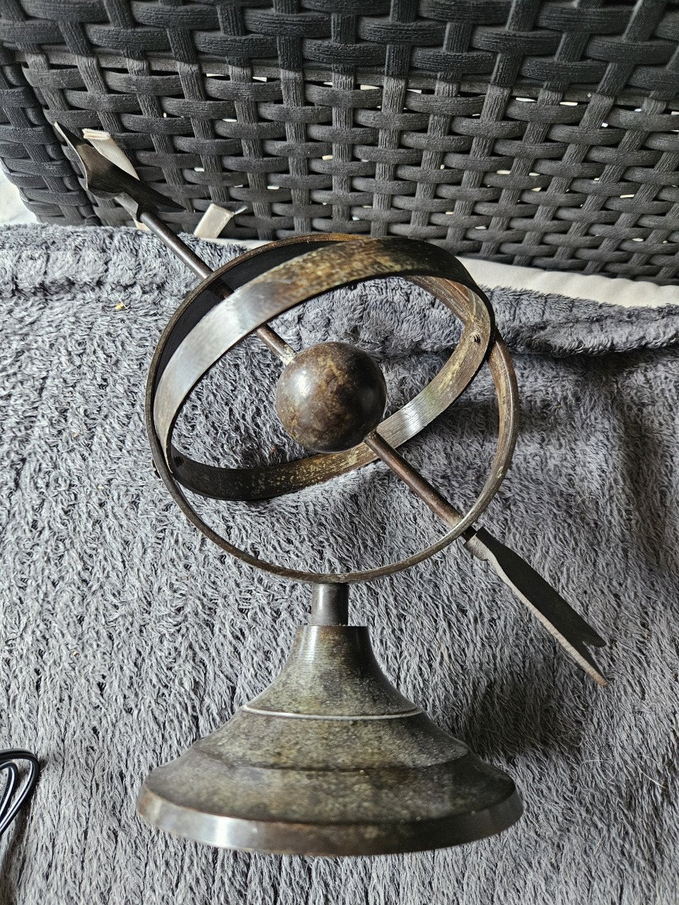 Mooie kleine antieke zonnewijzer van brons of ijzer voor binnen of buiten