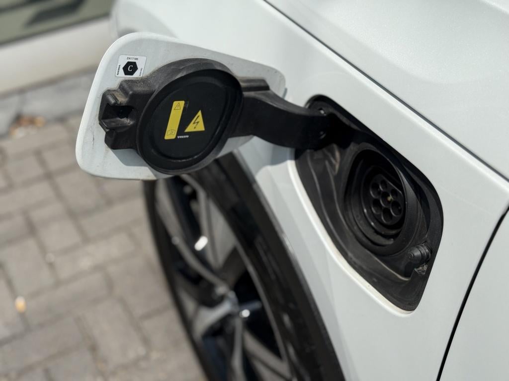 Volvo XC40 t5 262pk recharge ultimate dark |leder+ memory| camera| h&k soun