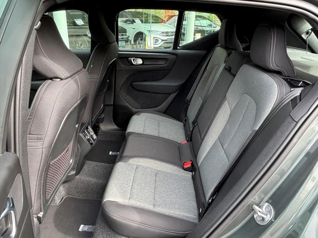 Volvo XC40 2.0 b4 b4 plus dark|stuur-stoel voorruitverwarm|blis| trekhaak| 