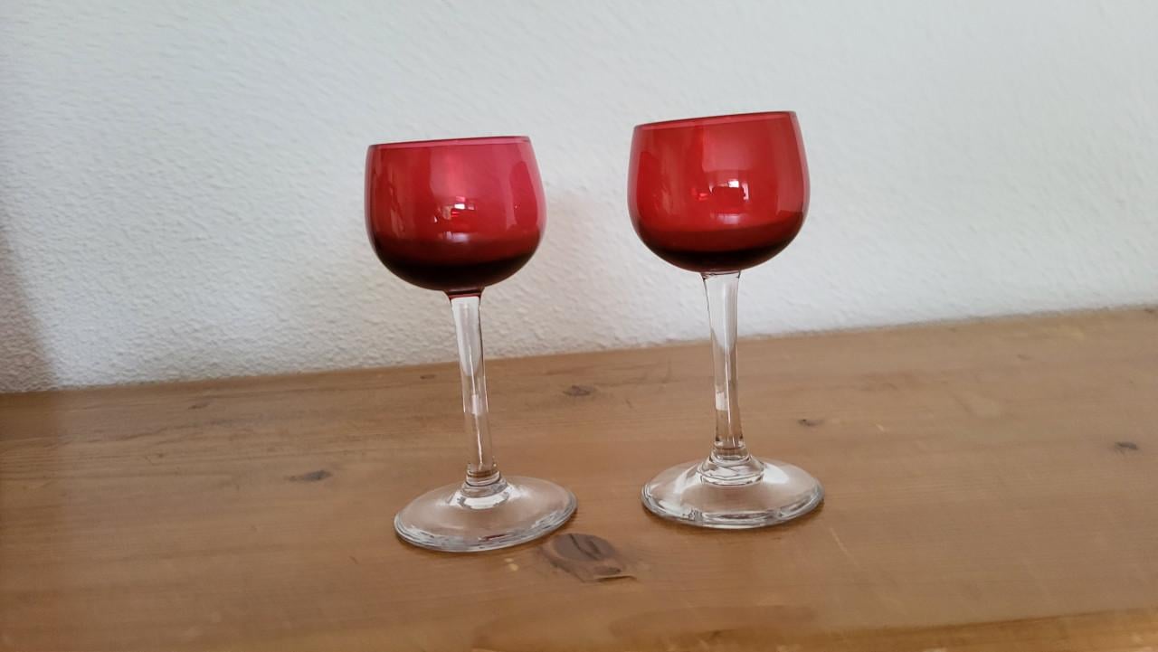 Set v 2 vintage likeurglaasjes robijnrode kelk h 10 cm
