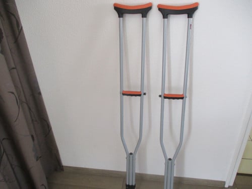 Stel nieuwe okselkrukken in lengte instelbaar