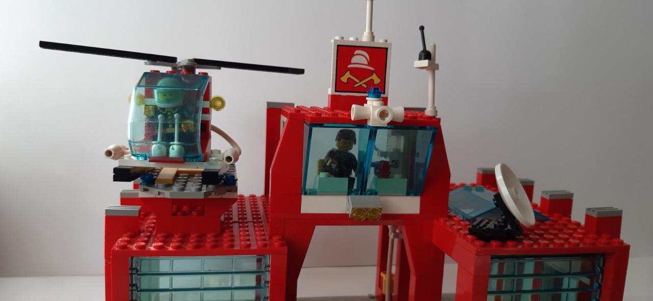 Lego Classic town 6389: brandweerkazerne + heli, spuitwagen, brandweerauto
