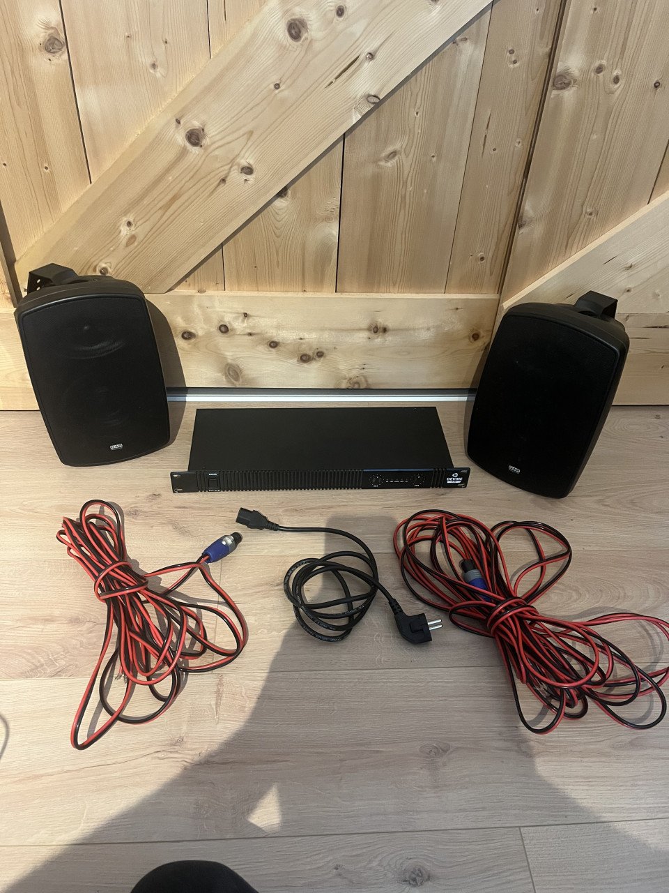 Geluidsset; 2 speakers, versterker en kabels