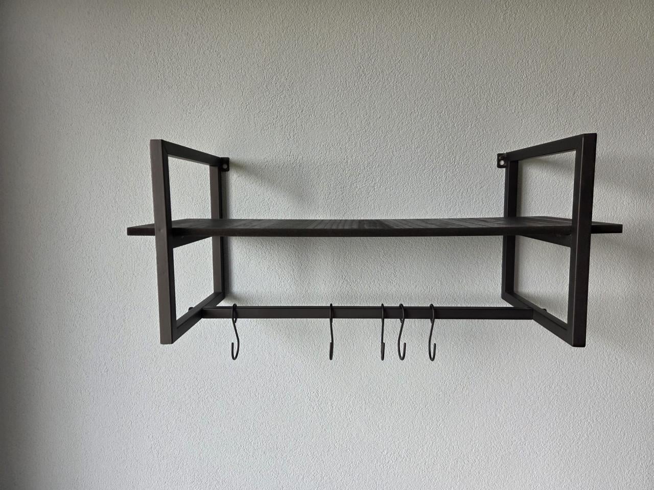Kapstok matzwart met plank en haken.