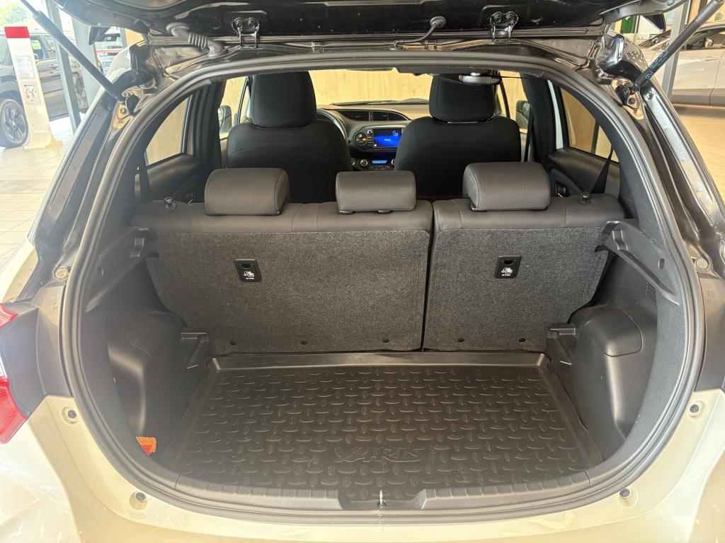 Toyota Yaris 1.5 hybrid bi-tone