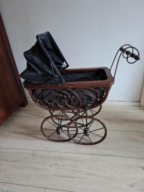 Vintage poppenwagen riet