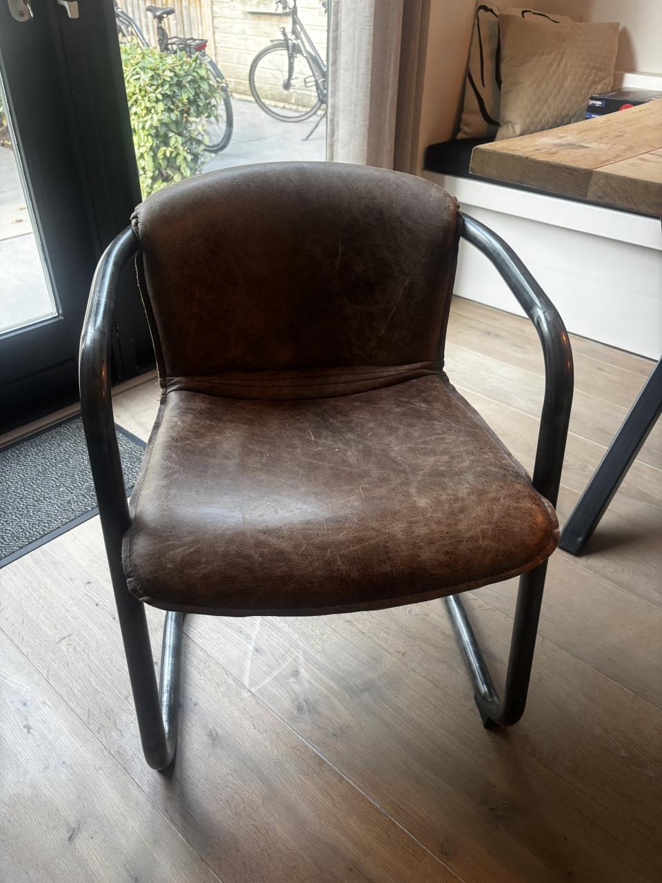 2 leren eetkamerstoelen
