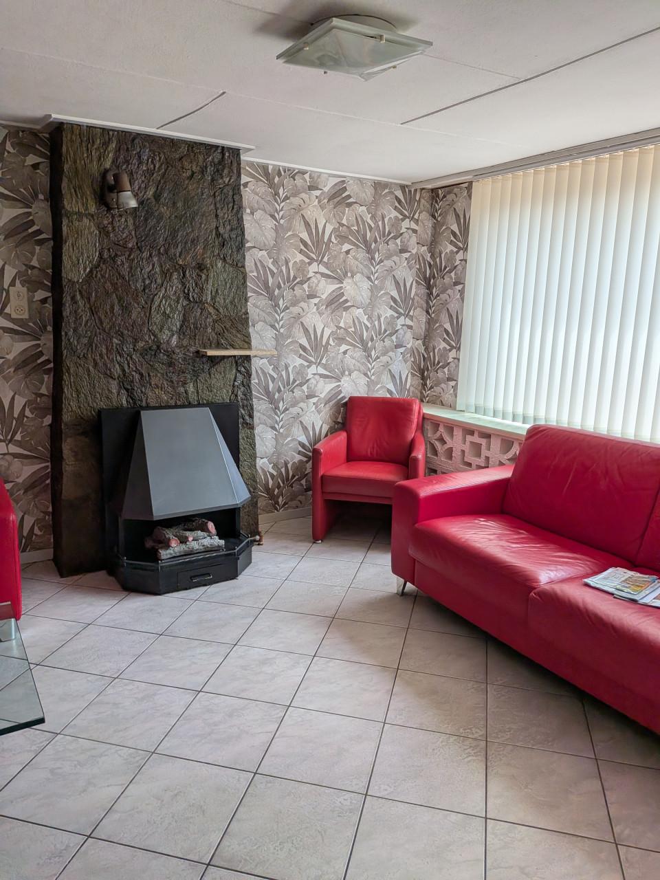 Rode leren zithoek + glazen salontafel