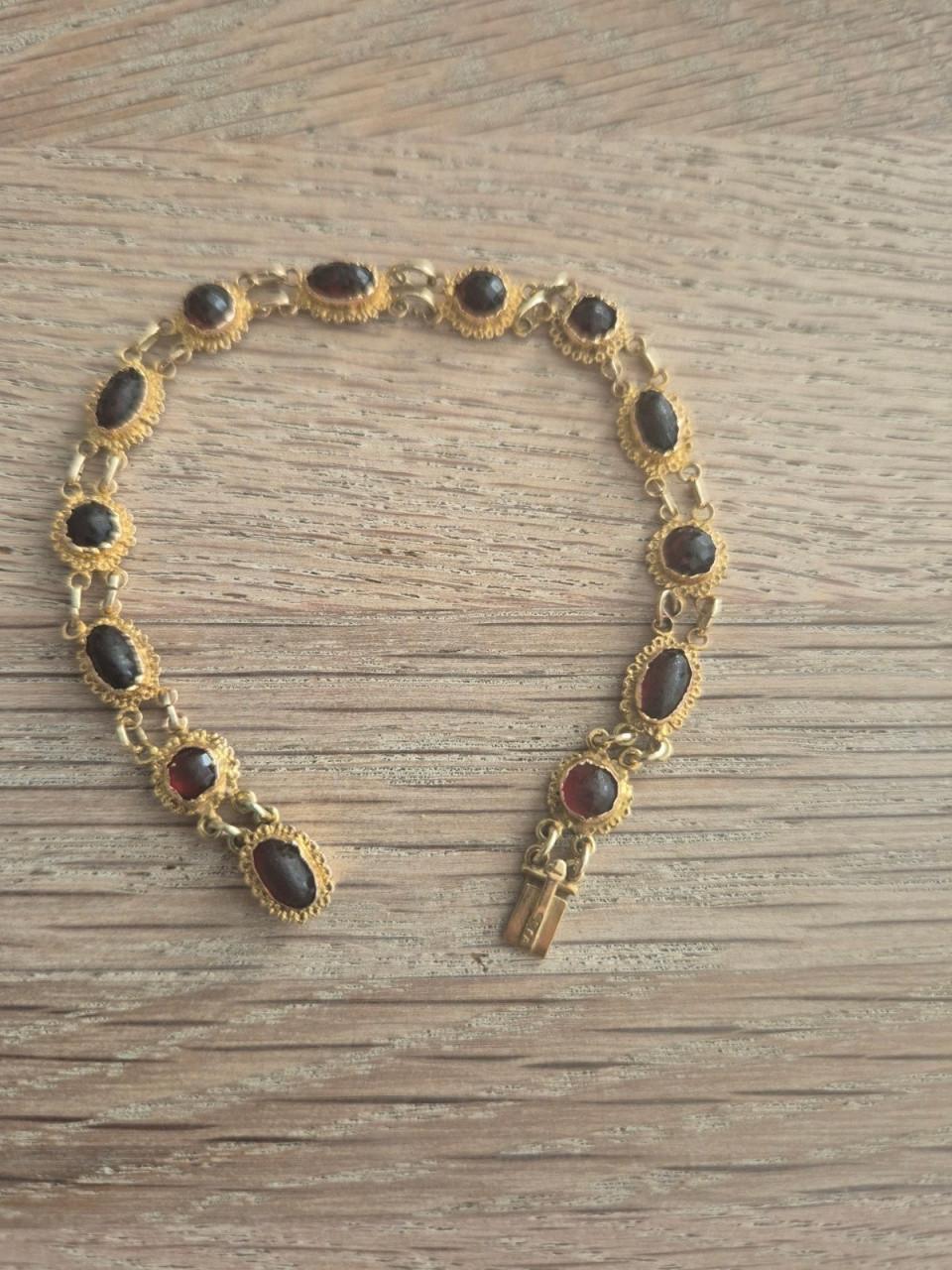 Antiek granaat bootjes armband 19cm. 14 karaats