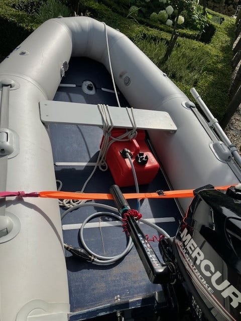 Rubberboot met 4 pk buitenboordmotor 2 takt.