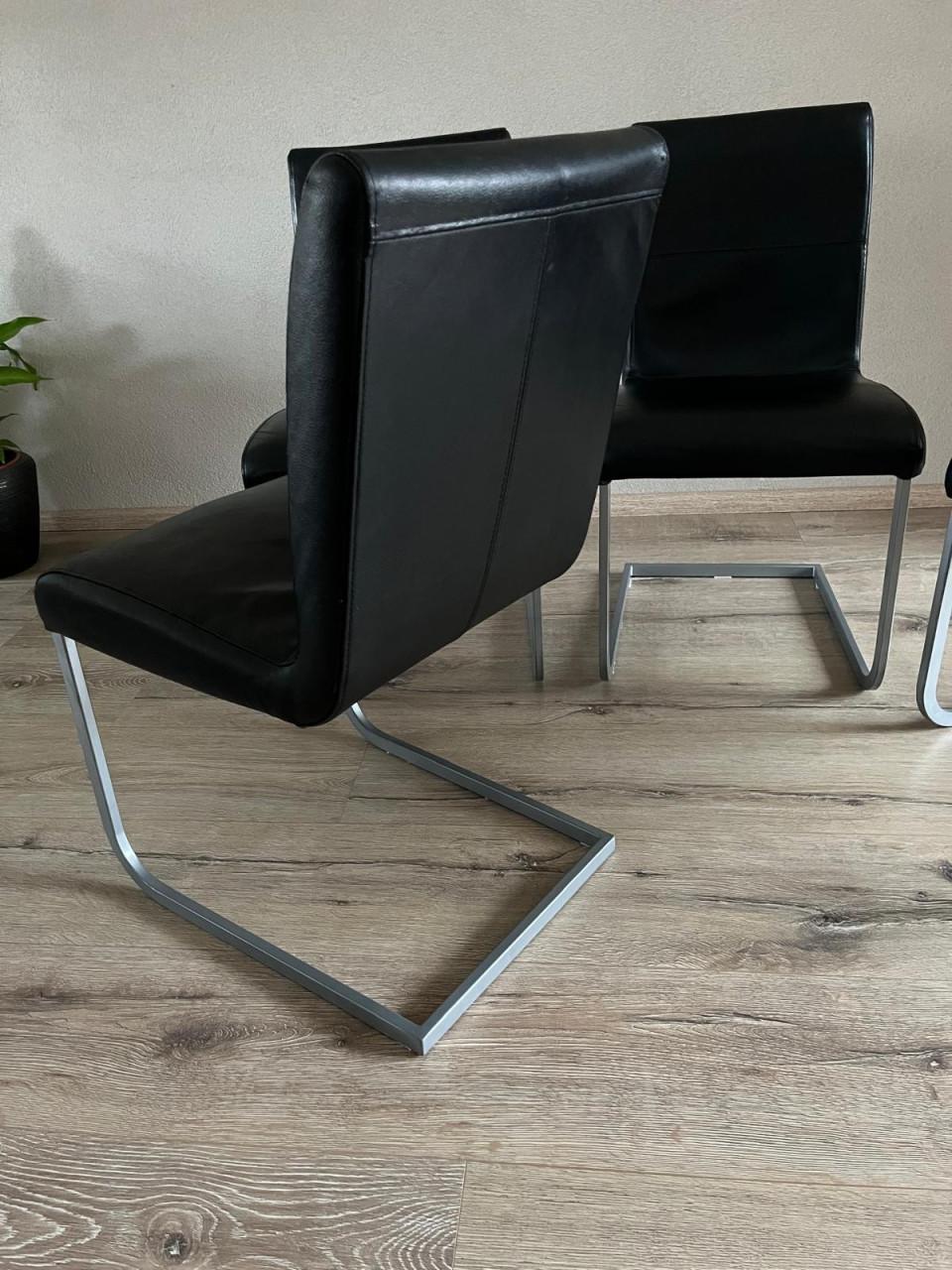 Eetkamer tafel + 4 lederen stoelen