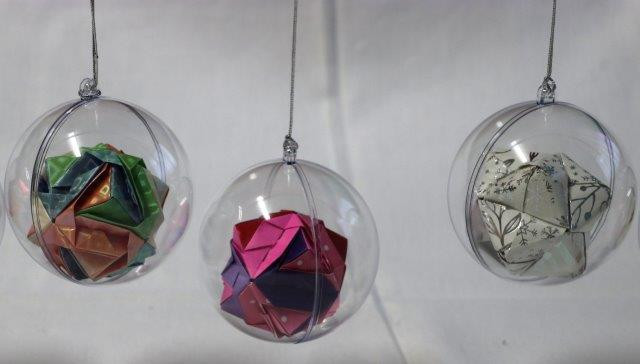 Origami kerstbal Hangertje €.2,50 Grootte: 8 cm doorsnee Doorzichtige plast