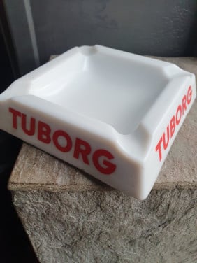 Leuke grote vintage PUB asbak van het merk Tuborg, in zeer mooie staat...