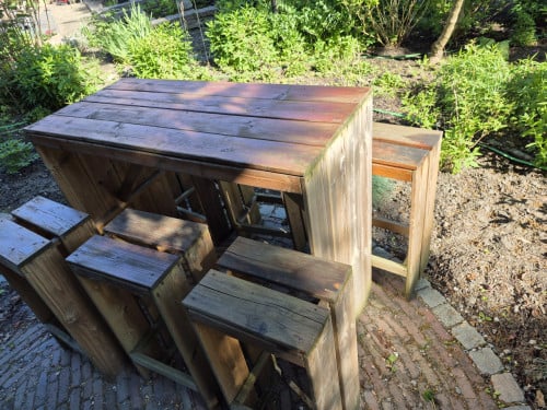 Heerlijke houten hoge bar met 6 krukken