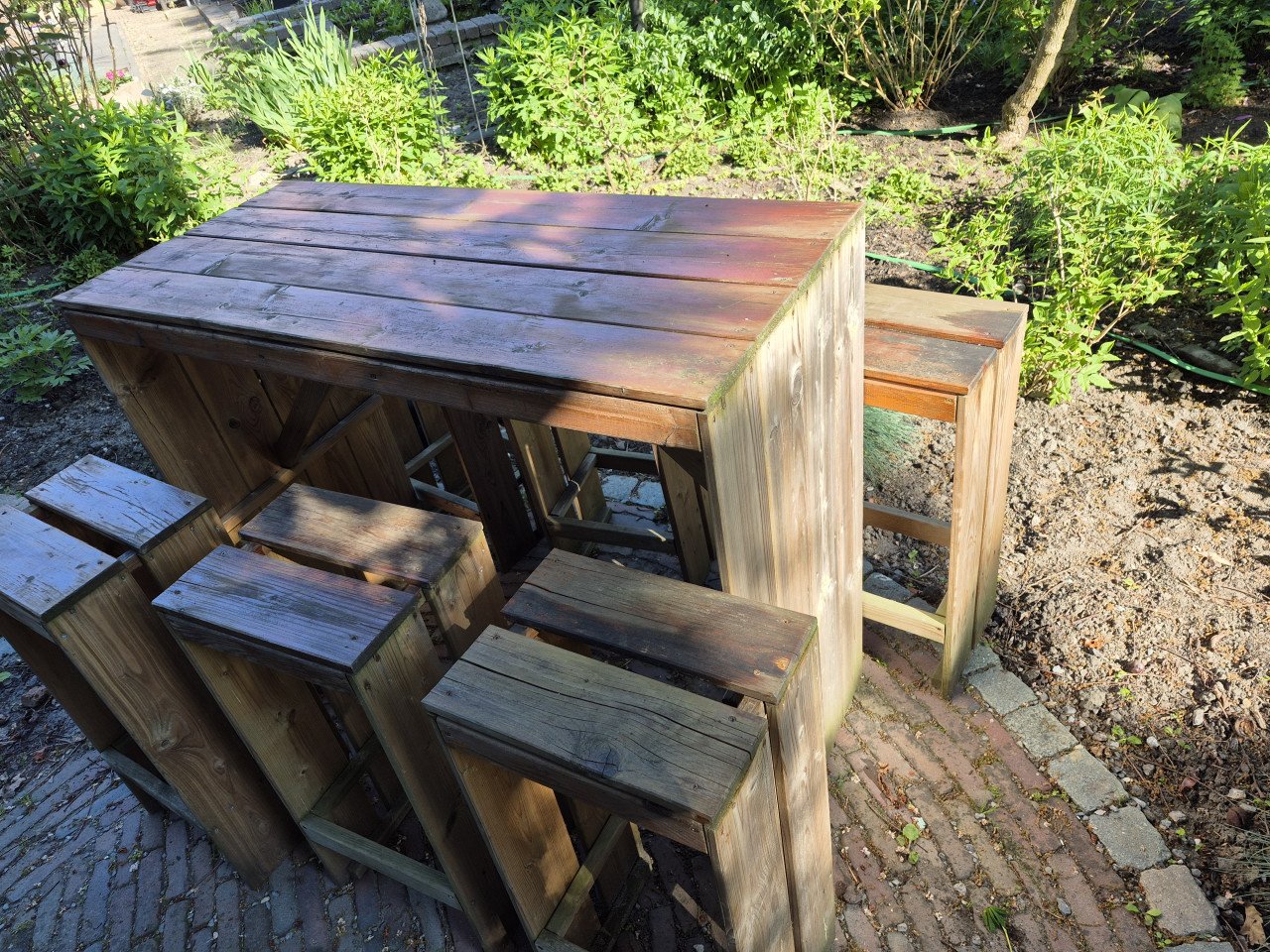 Heerlijke houten hoge bar met 6 krukken