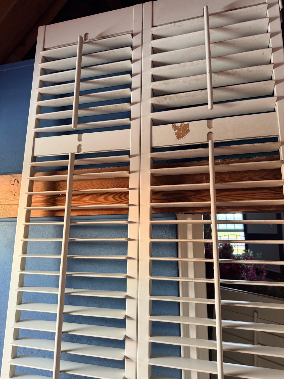 Hoge houten shutters te koop.