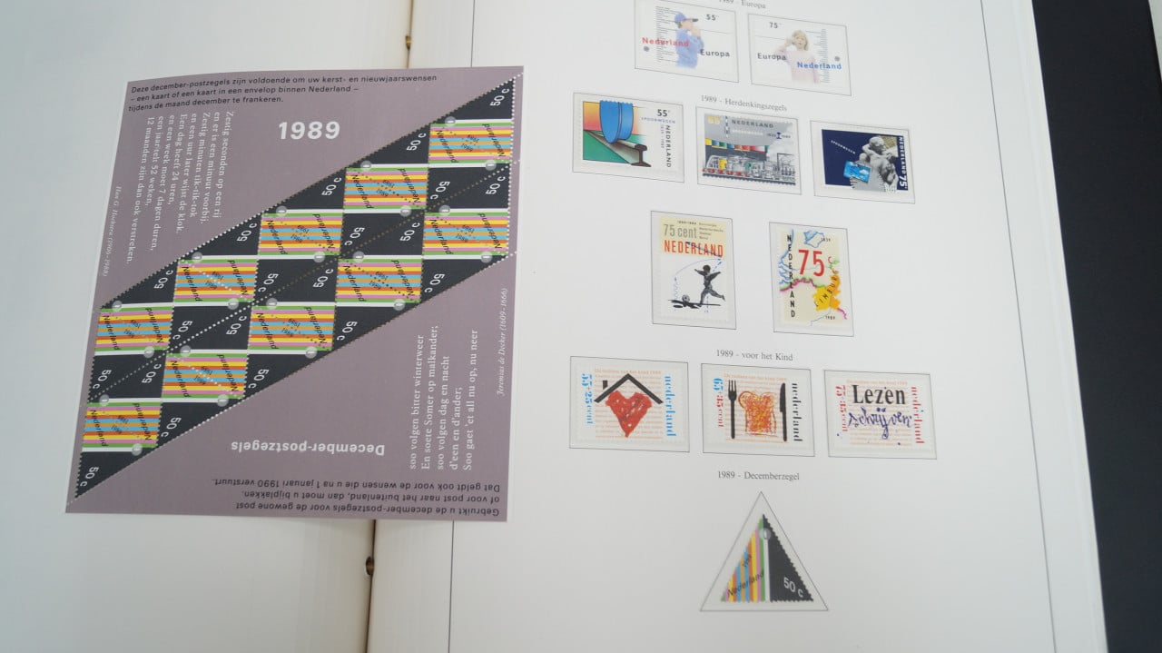 Postzegelalbum, eerstedagenveloppen en speciale catalogus 2005.