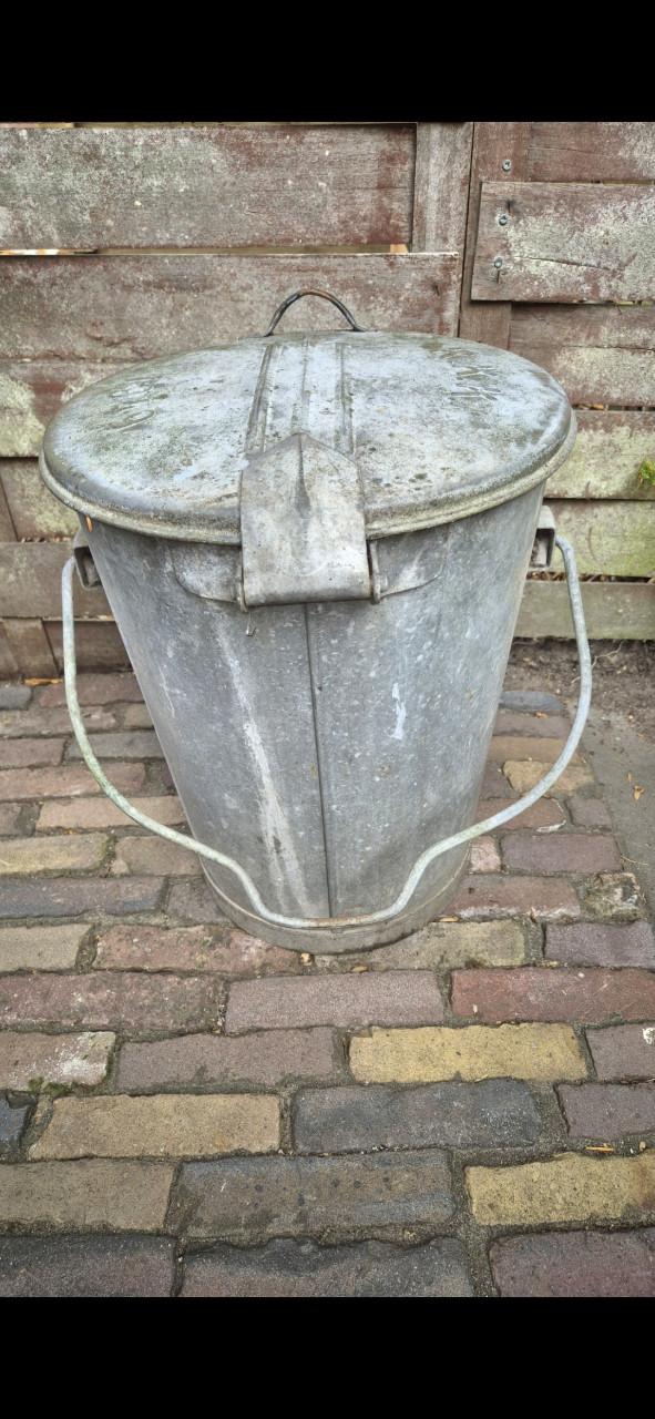 Oude zinken vuilnisbak