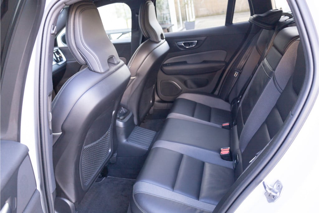 Volvo V60 2.0 t6 recharge awd r-design ✅trekh✅h&k✅stoelverw✅getint glas