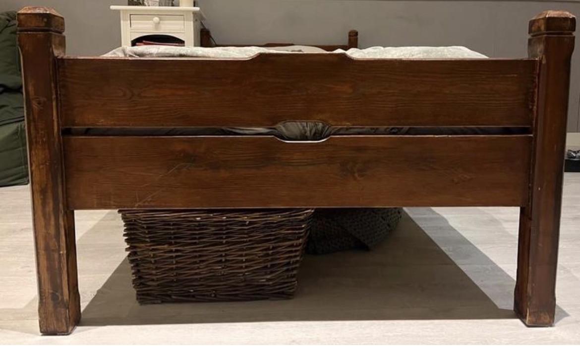 Bruin gebeitst bed hout incl. opbergmanden