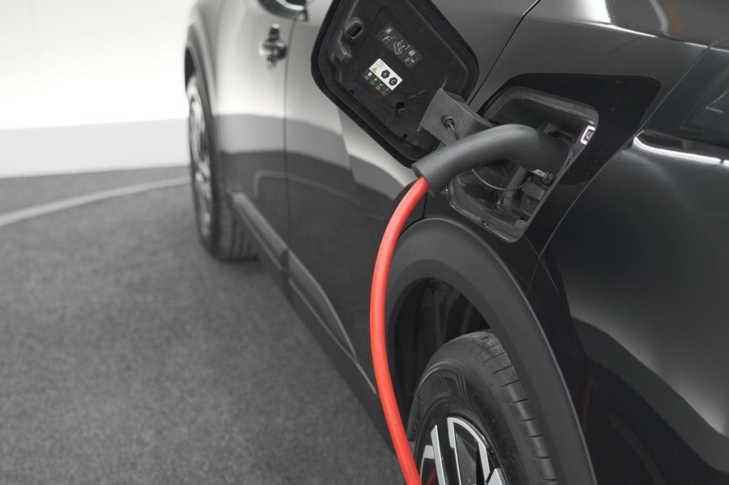 Peugeot E-2008 ev active 50 kwh | parkeersensoren | apple carplay | climate