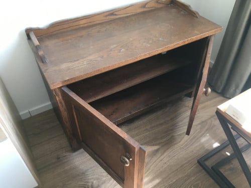 Laag eikenhouten kastje met deurtjes