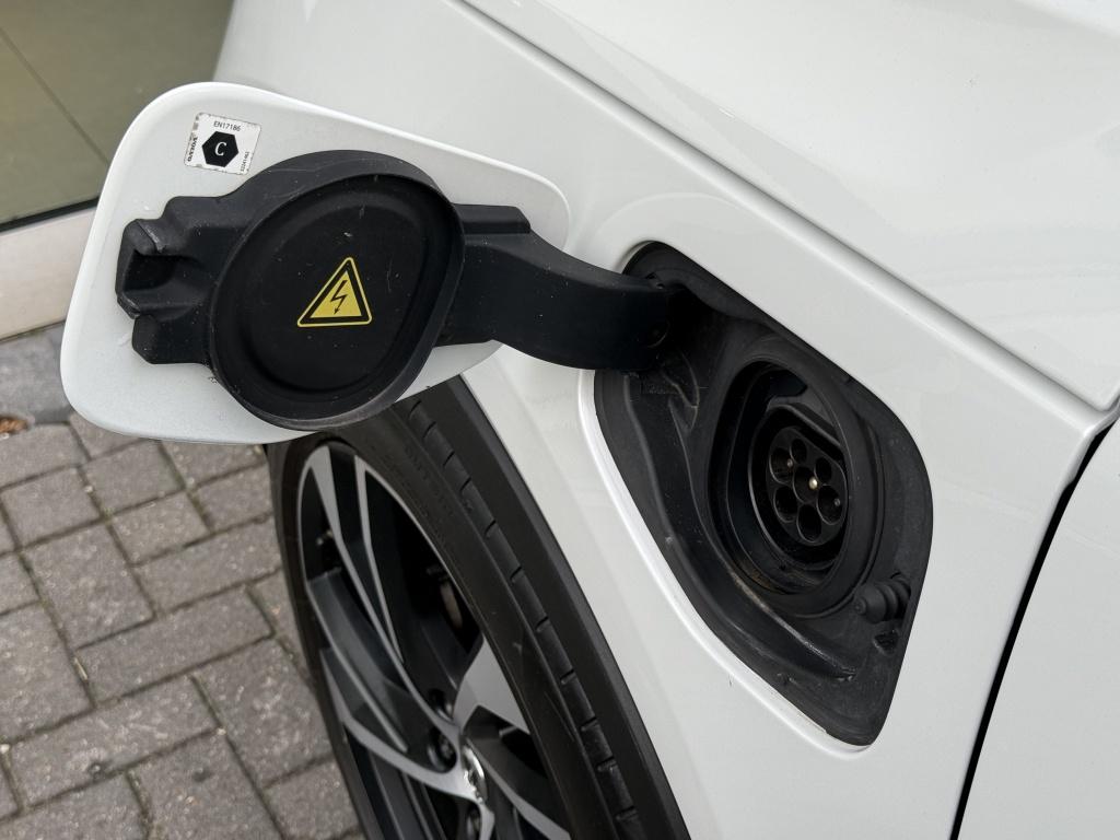 Volvo XC40 t5 262pk recharge r-design| adap.cruise| trekhaak| camera| elek.