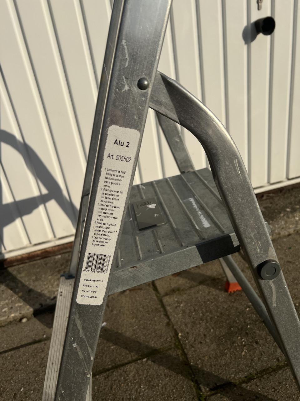 Aluminium keuken/ huishoudtrap 2 treden draagvermogen 150 kg.