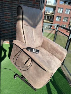 Te Koop: Sta-op-stoel/ relaxfauteuil