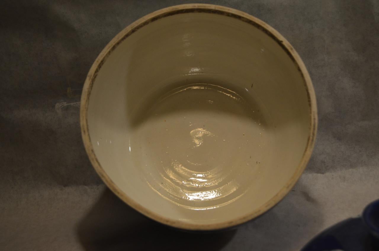 Twee polychrome porseleinen dekselpotten China 20e eeuw.