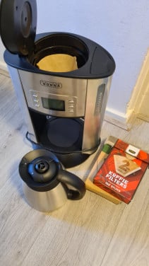 Goed werkend digitaal koffiezetapparaat met thermos