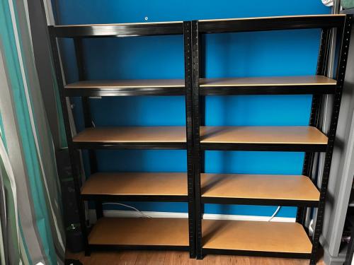 Zwarte stellingkast met mdf planken