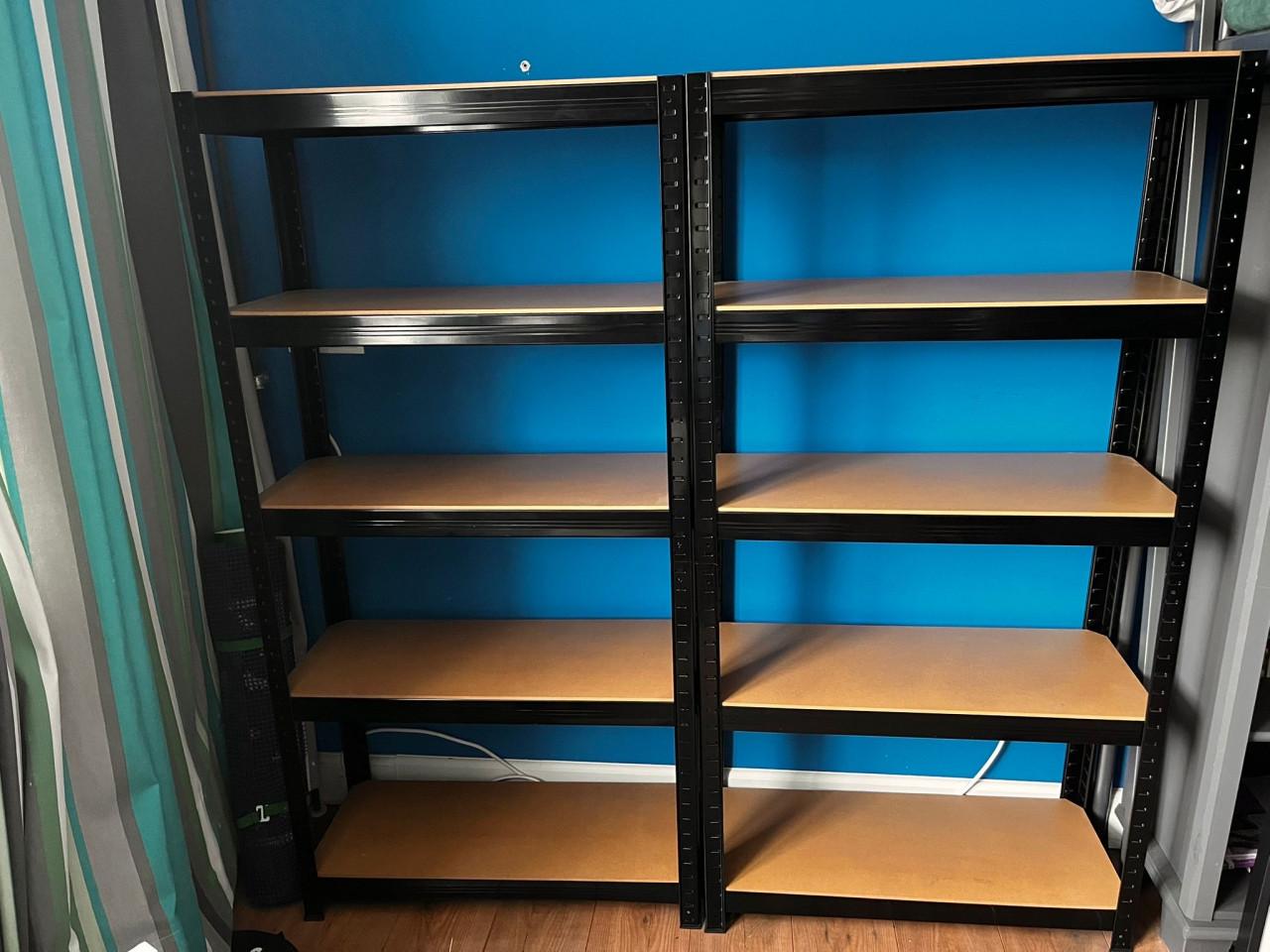 Zwarte stellingkast met mdf planken