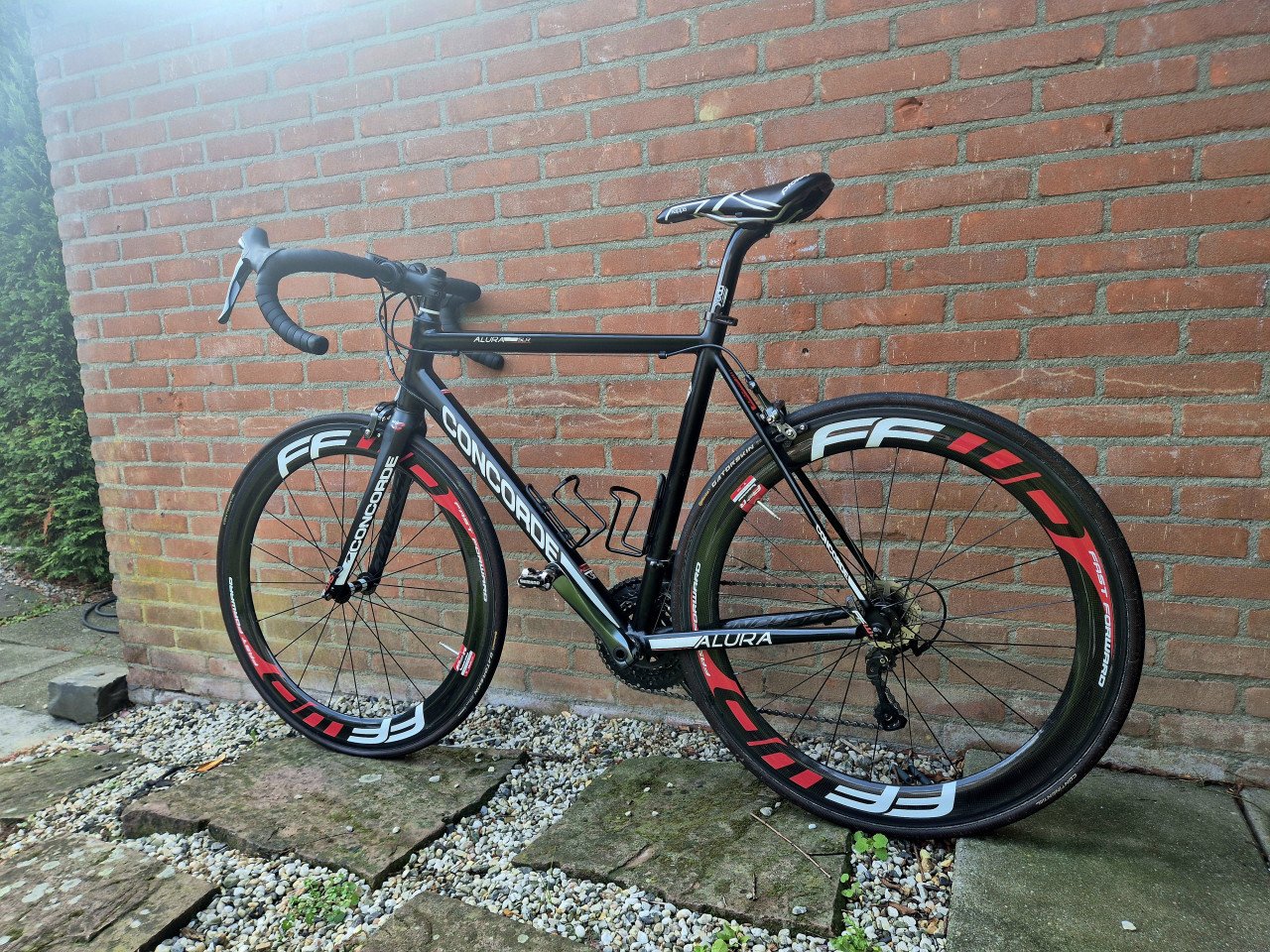 Concorde alura slr met handgespaakte carbon wielset