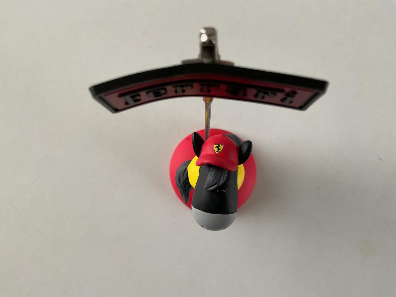 Ferrari paardje.      Beeldje.         Nieuw in doosje.