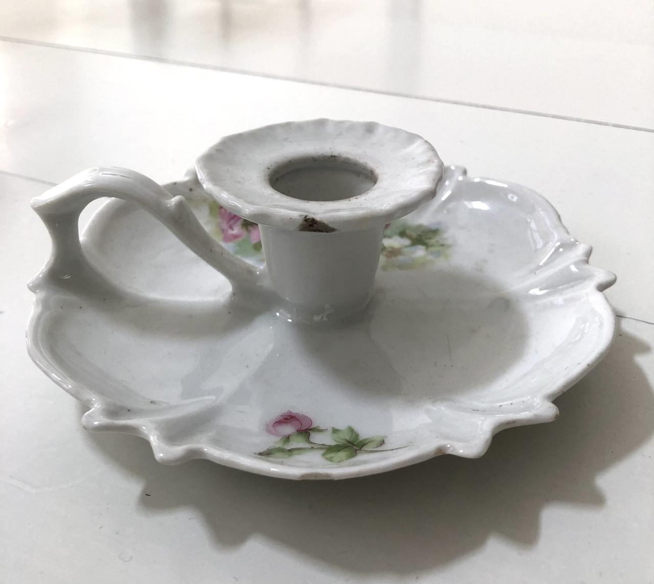 Lief brocante wit porseleinen blakertje met roosjes motief