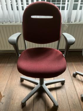 Twee bureaustoelen bordeauxrood