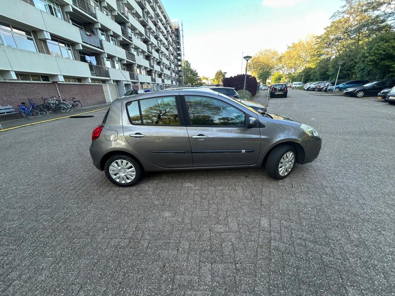 Te koop aangeboden: goed rijdende en betrouwbare Renault Clio uit 2011.