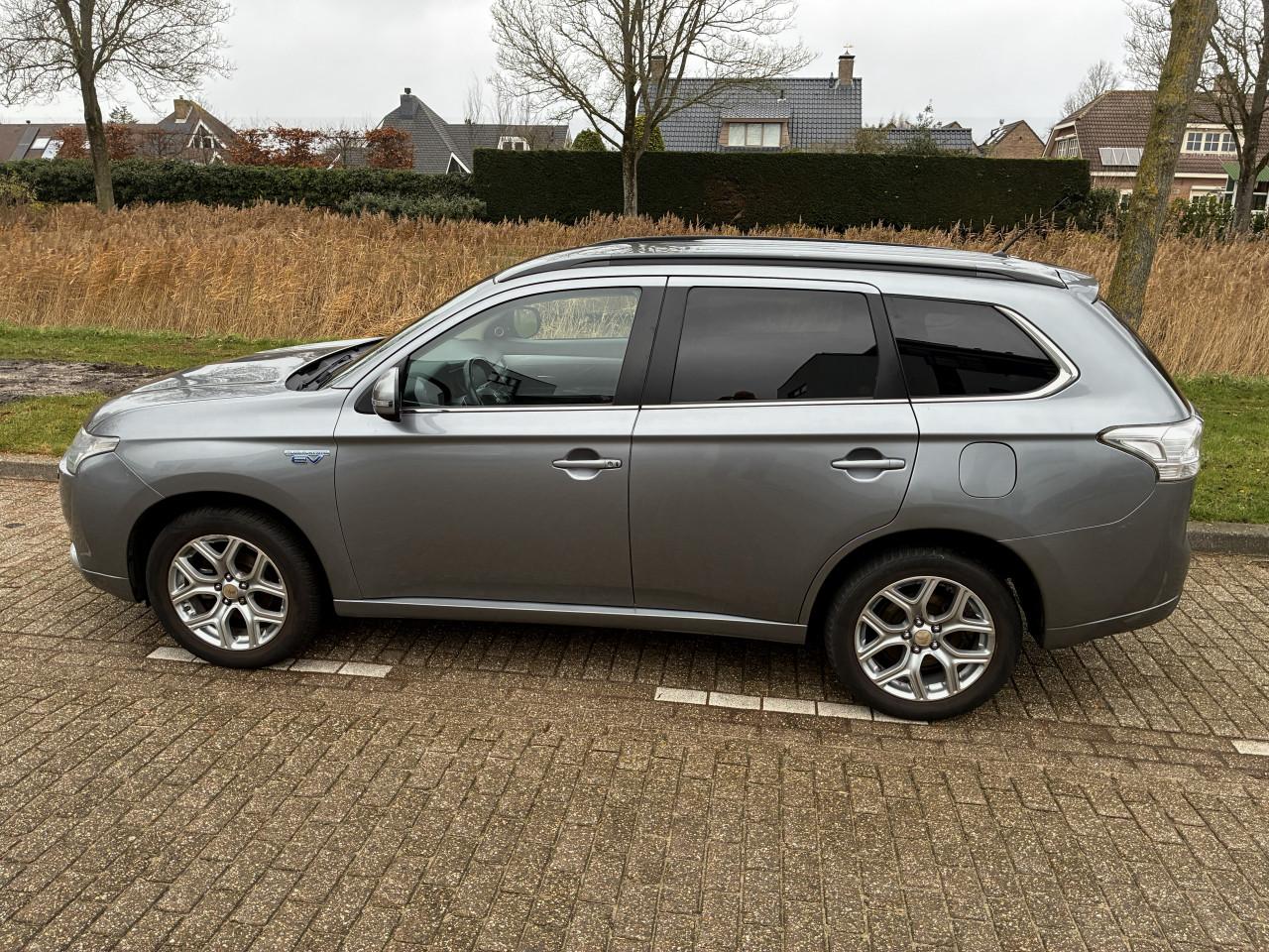 Mitsubishi Outlander PHEV 2014