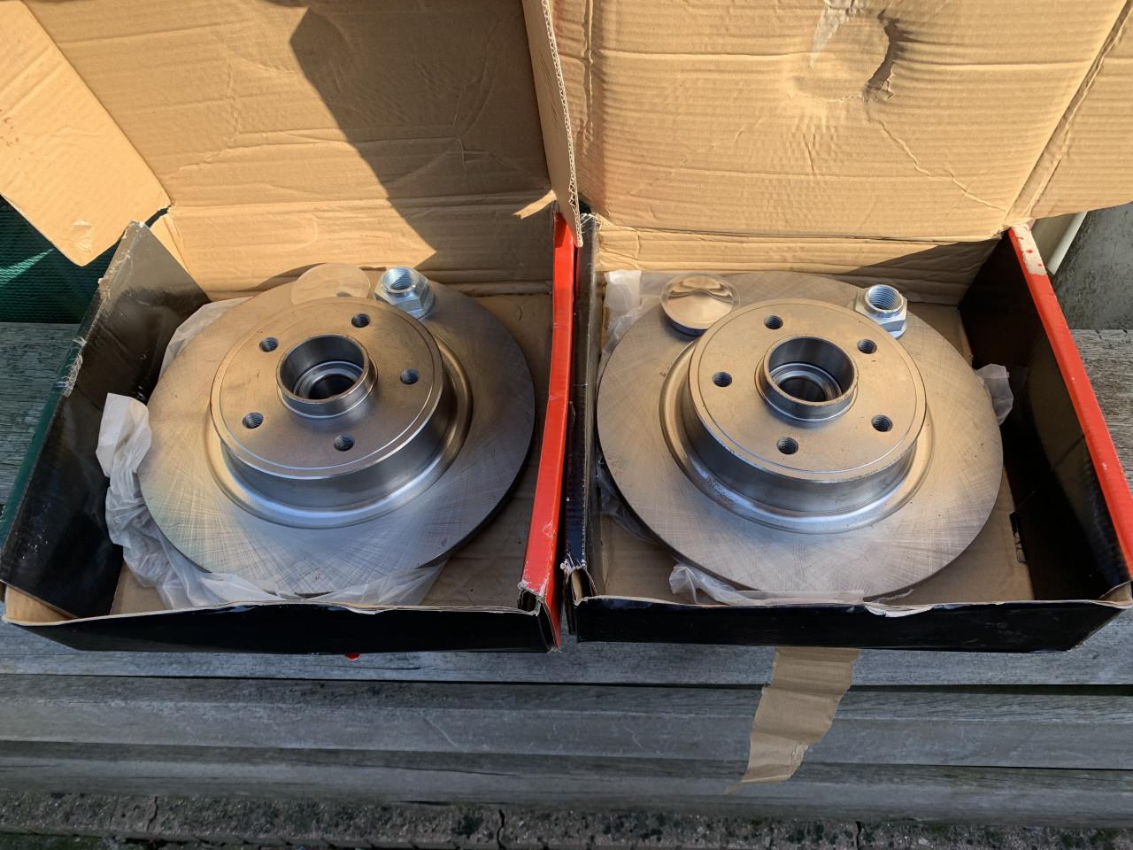 Renault Laguna 2xREMSCHIJVEN achter NIEUW