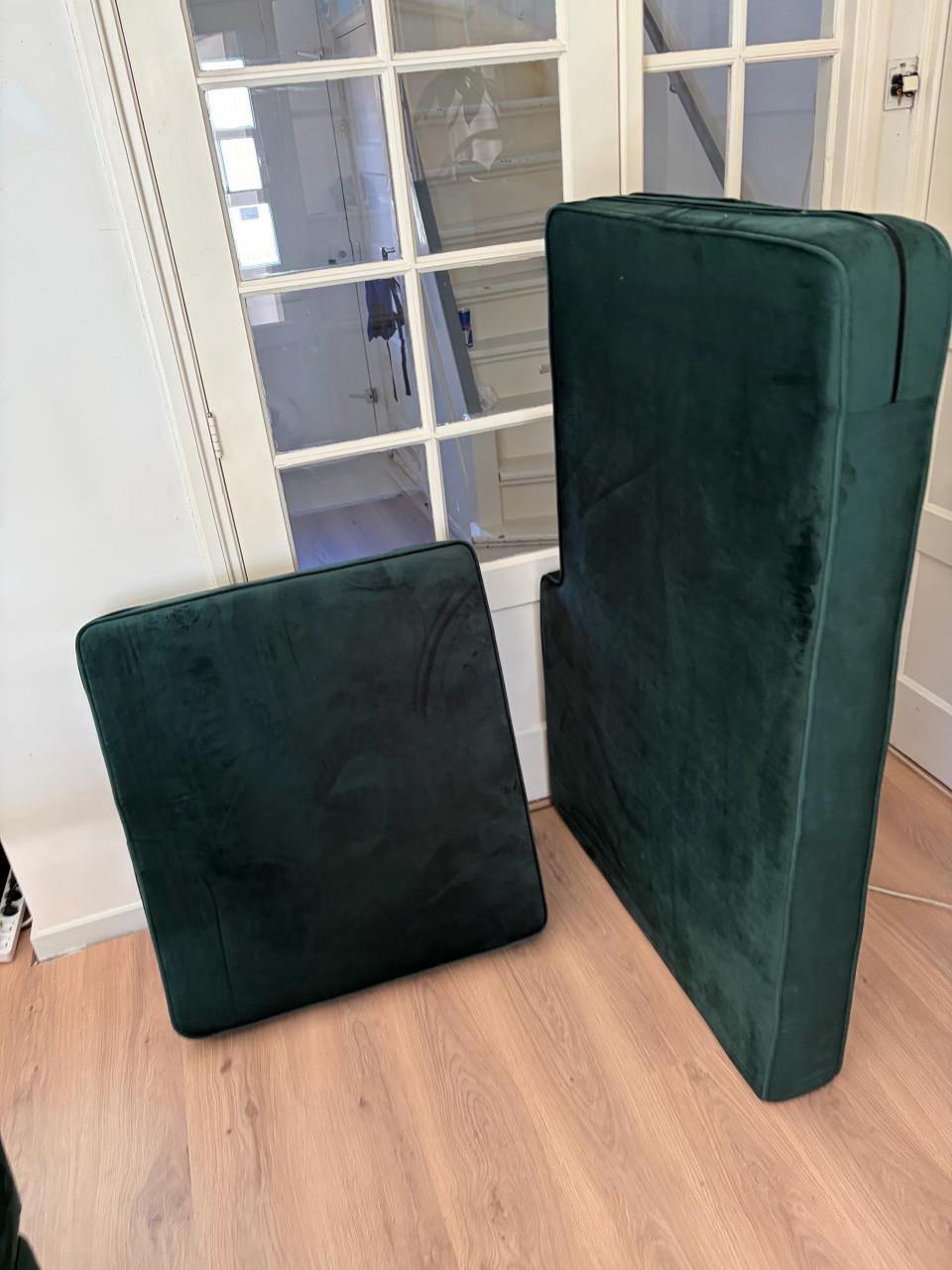 Donkergroene velvet hoekbank + 4 stoelen + 2 nieuwe kussens