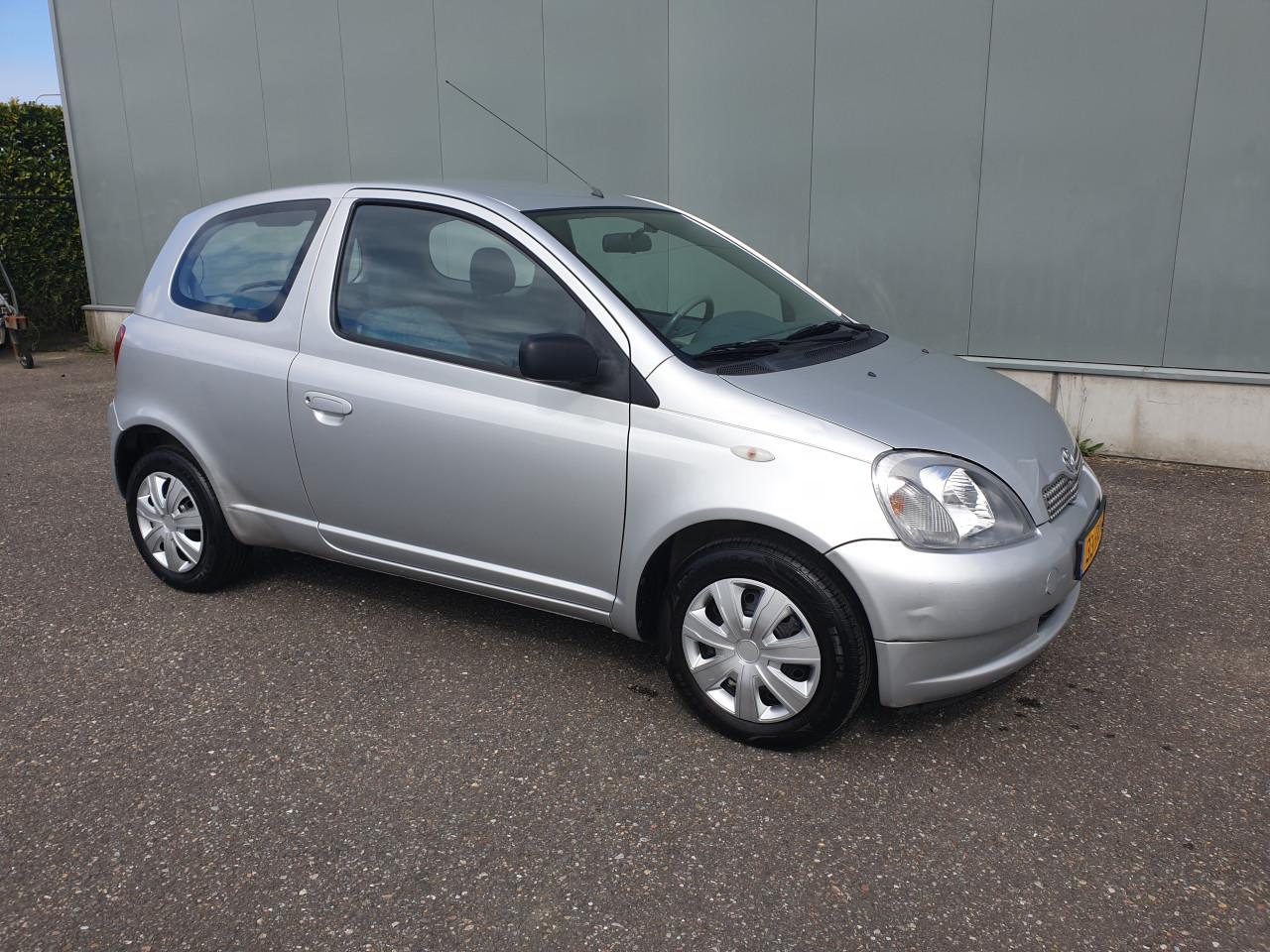 Toyota yaris  1.3   2000