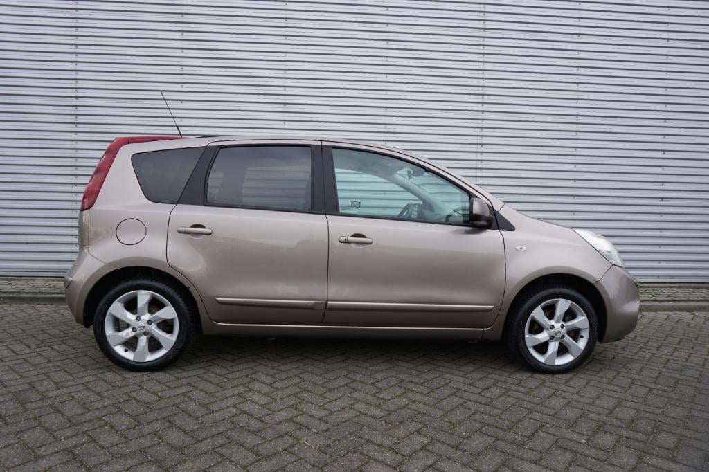 Nissan Note 1.6 tekna airco / navi / cruise / parkeersens. / trekhaak / eek
