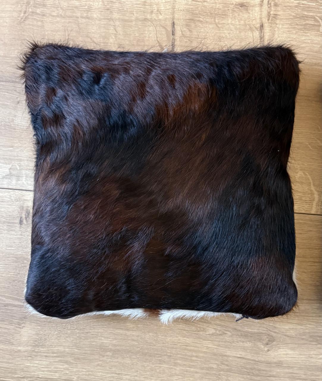 2 leren koeienhuid kussens - 36x36cm (zolderopruiming) € 35,00