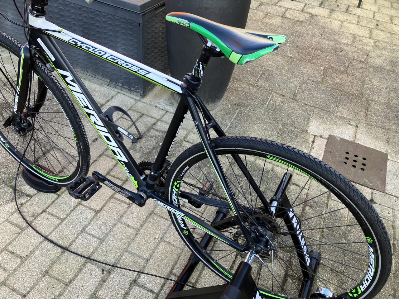 Merida reisfiets / gravelbike met BOB yak en home trainer