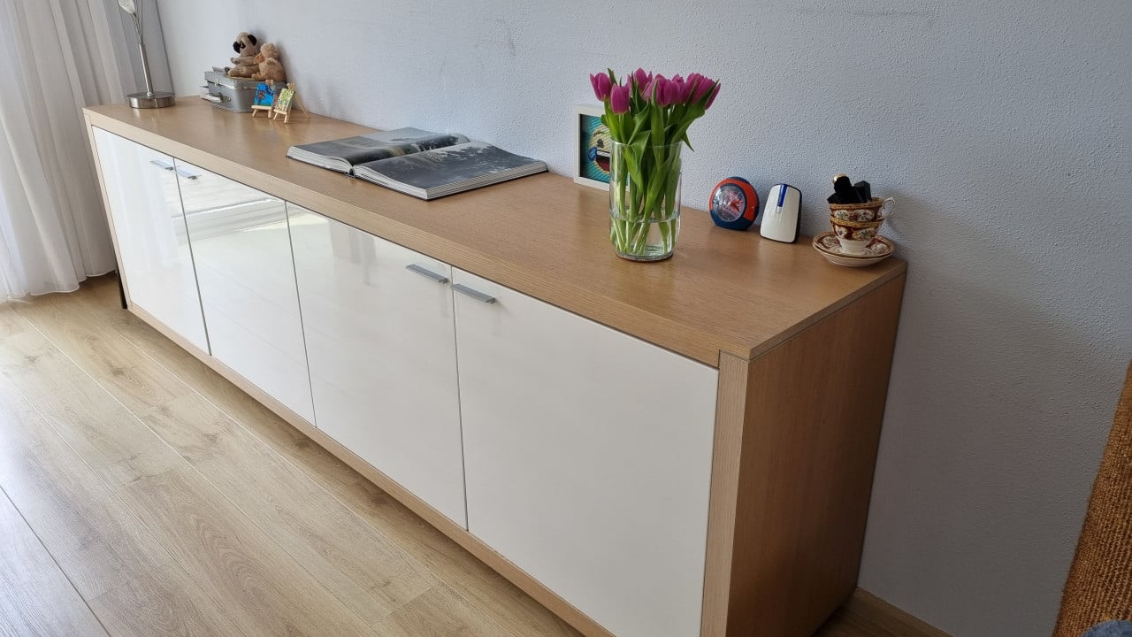 Eettafel plus stoelen en dressoir en salontafel