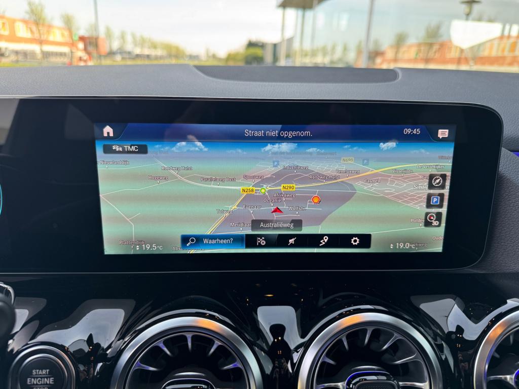 Mercedes-Benz Gla-klasse 200 amg line automaat , wegklapbare trekhaak , ach